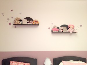 décoration chambre fille étagères nuages