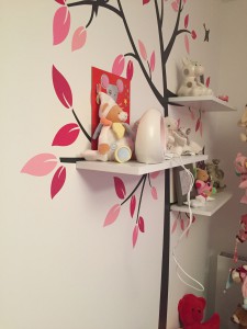 décoration chambre fille arbre avec étagères