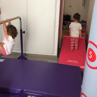 Gymnastique enfant barre fixe