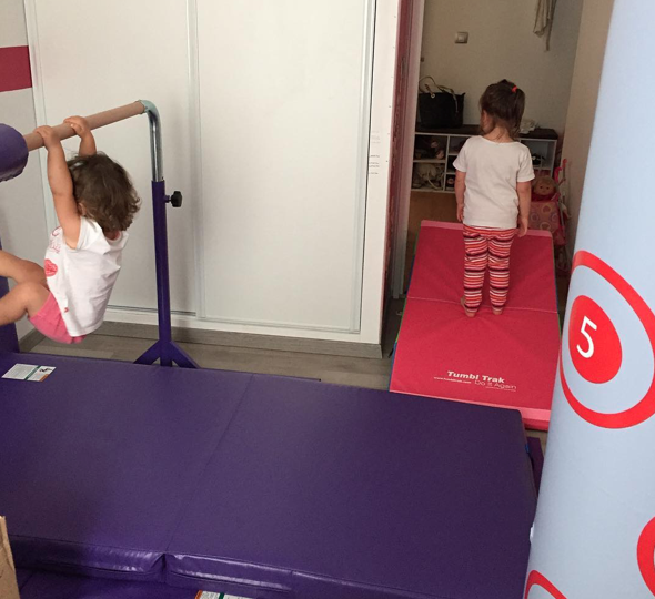 Gymnastique enfant barre fixe