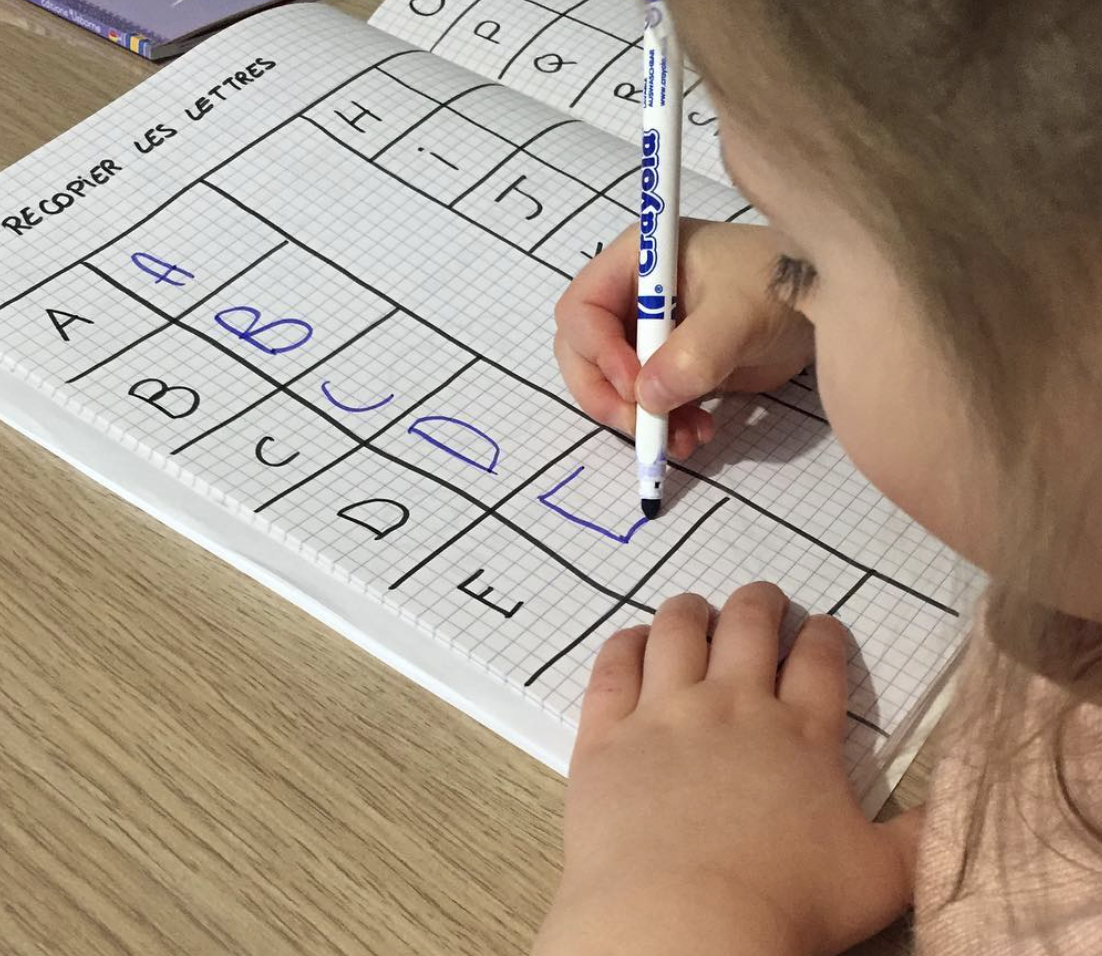 Apprendre à écrire Montessori lettres
