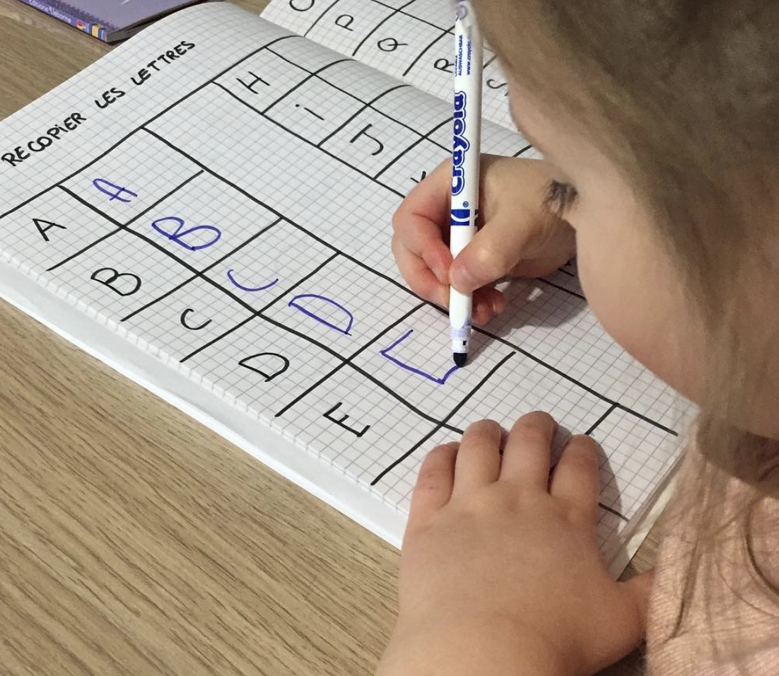 Apprendre l'alphabet avec Montessori : la lettre A