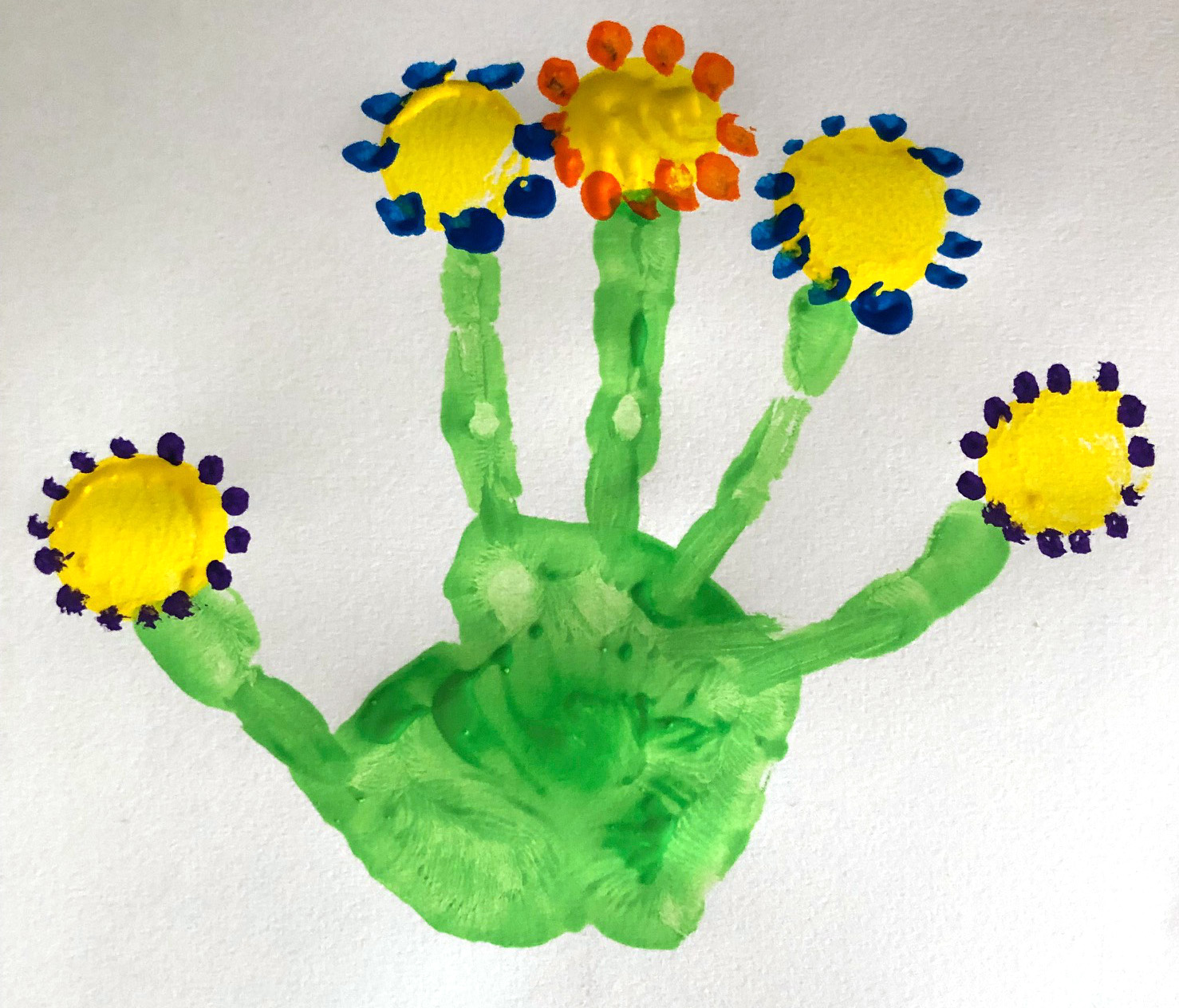 des fleurs en peinture pour printemps maternelle