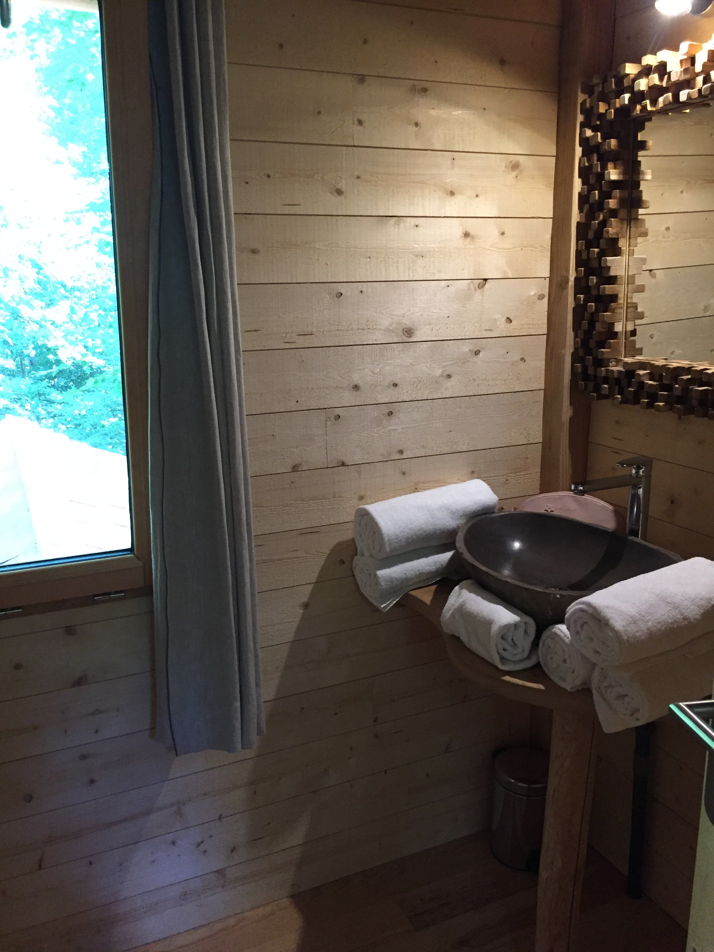 cabanes des grands chênes salle de bain