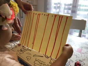 Le petit chaperon rouge peinture traits verticaux