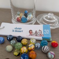 Bons de récompense pour comportement enfant à imprimer : échanger des billes contre une carte cadeau ludique.