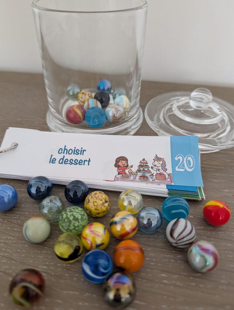 Bons de récompense pour comportement enfant à imprimer : échanger des billes contre une carte cadeau ludique.