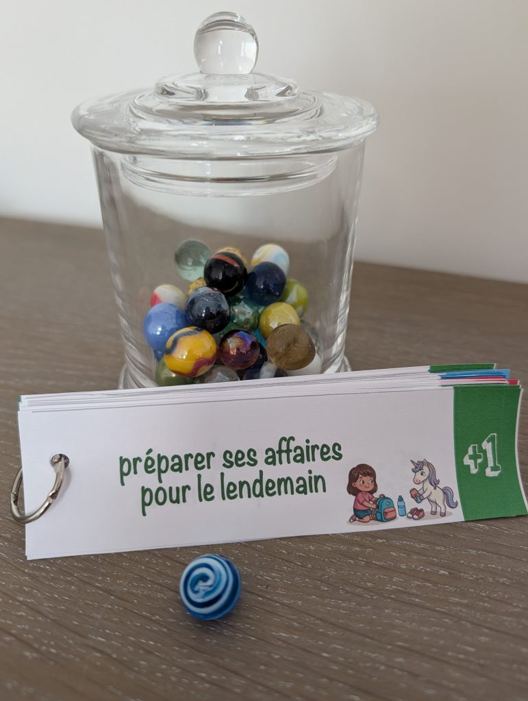 Exemple d'utilisation de la méthode du pot à perles avec les cartes de bon comportement Licorne à imprimer.