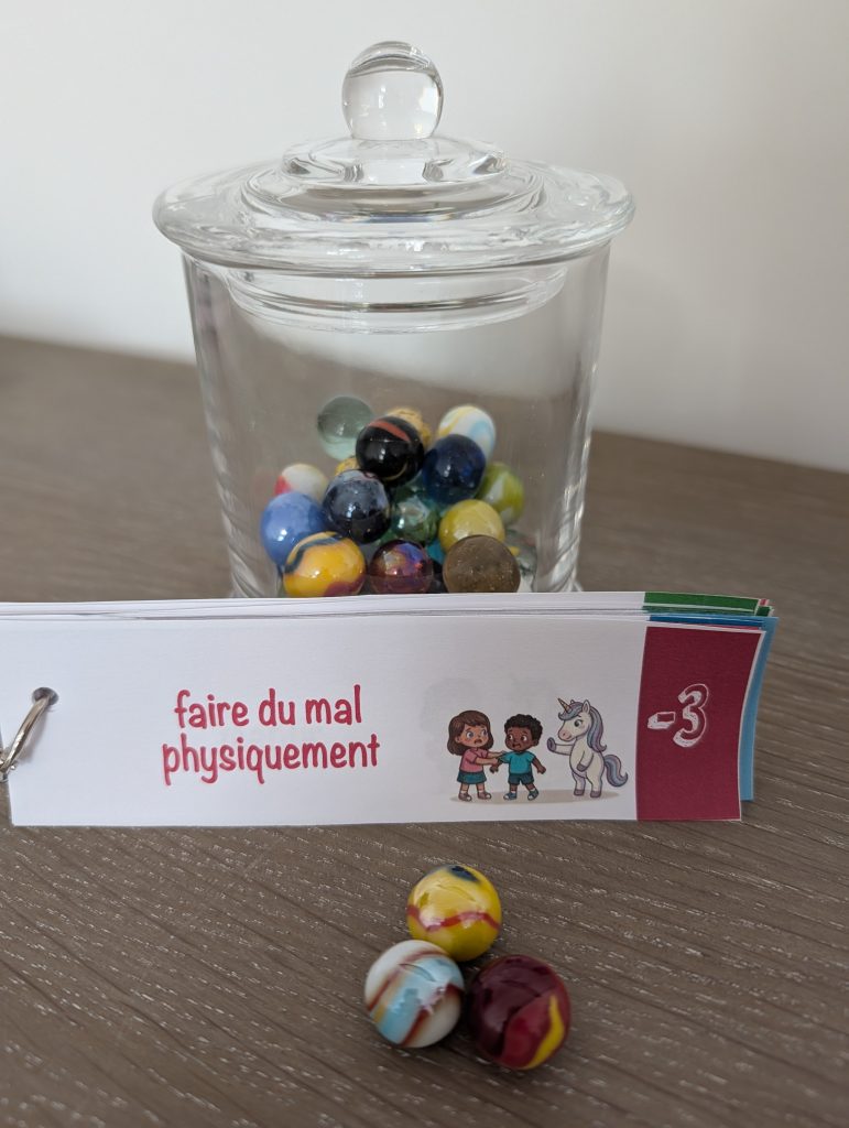 Gestion du mauvais comportement : l'enfant retire une bille de son bocal après avoir fait une bêtise (Kit Licorne).