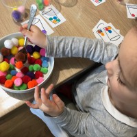 Les ponpoms activités montessori motricité fine