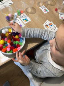 Les ponpoms activités montessori motricité fine