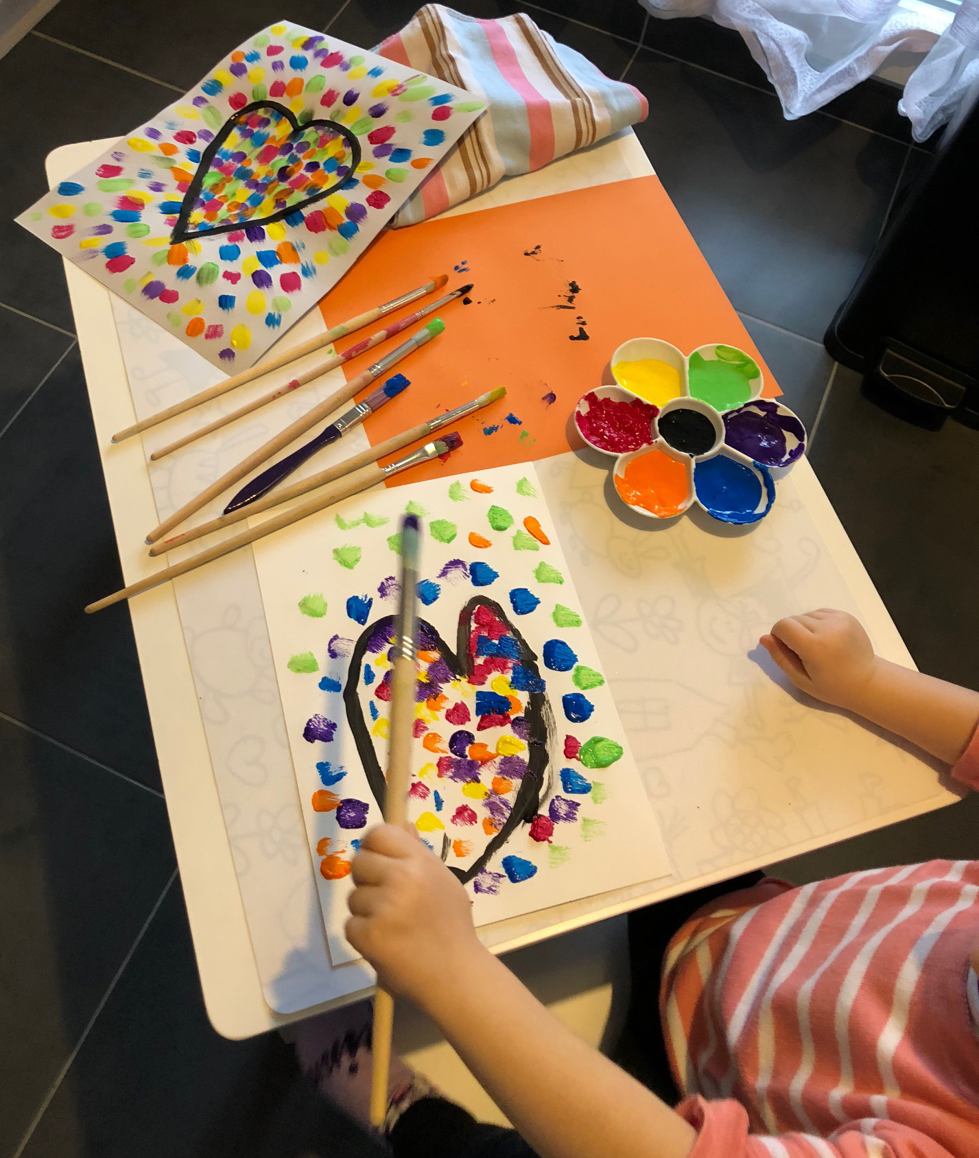 Jim Dine création coeurs enfant maternelle