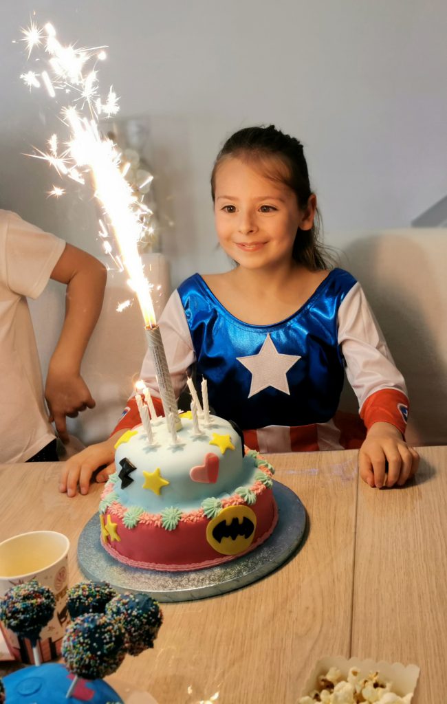 cake super héros fille anniversaire 8 ans